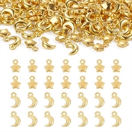 28 forgyldte charms med måner og stjerner. 14 stk. af hver.
